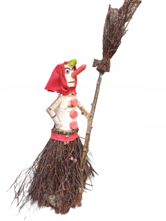 Figúrka čarodejnice Baba Yaga vyrobená z brezovej eko záhradnej dekorácie